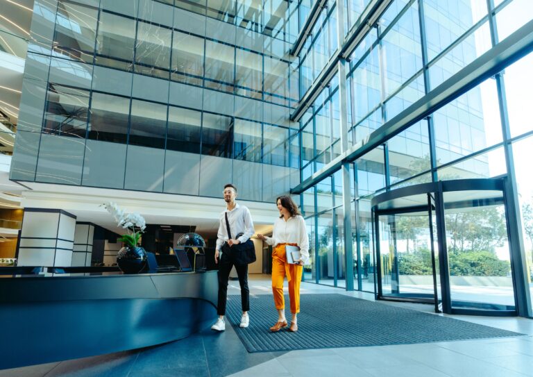 Balancing Aesthetic Design and Thermal Efficiency with Modern Glazing Solutions in Contemporary Architecture